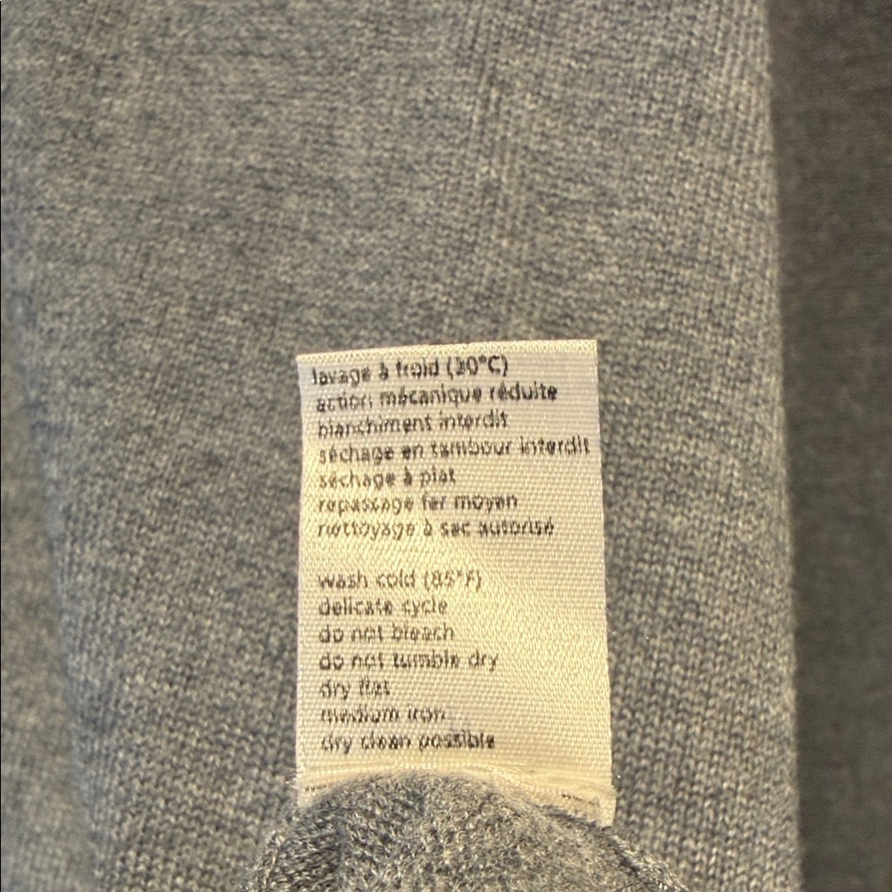 Vintage Lacoste Men's Light Gray V-Neck Sweater - Picture 6 of 7